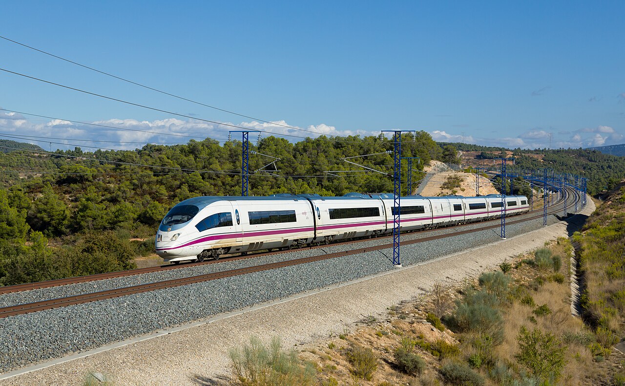 Tren AVE de Renfe circulando por una línea de alta velocidad en España