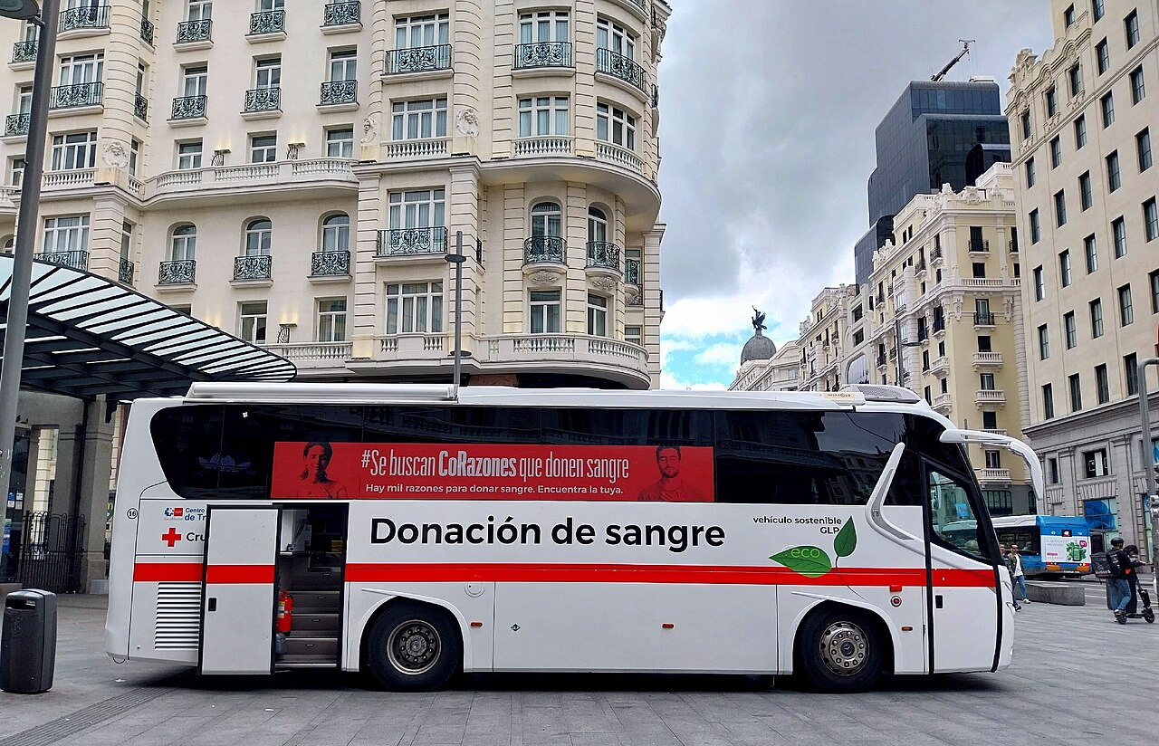 Autobús de donación de sangre de Cruz Roja aparcado en la Gran Vía de Madrid