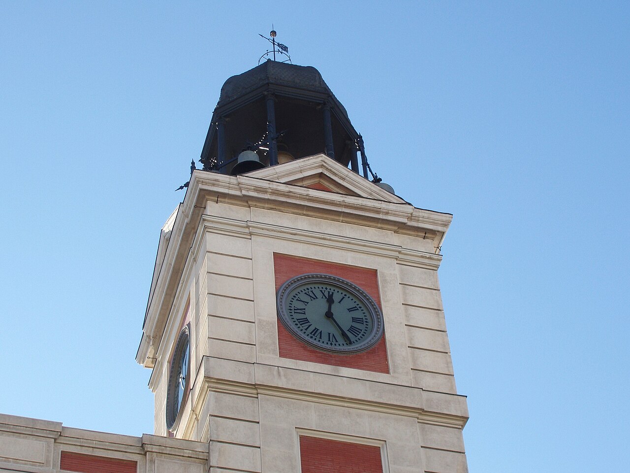 Reloj de la Real Casa de Correos en la Puerta del Sol de Madrid