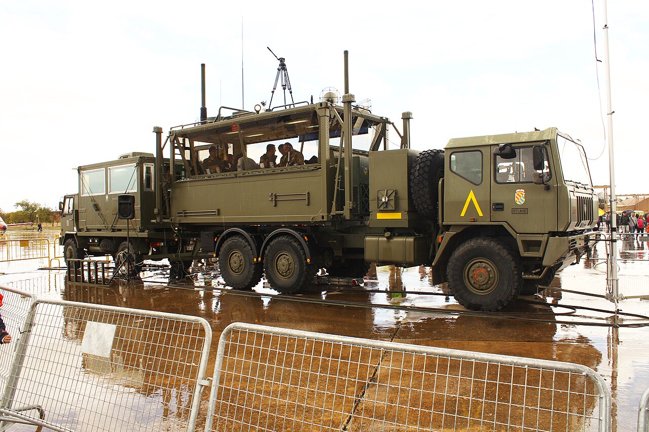 Camión de puesto de mando móvil de la Unidad Militar de Emergencias (UME) sobre suelo mojado