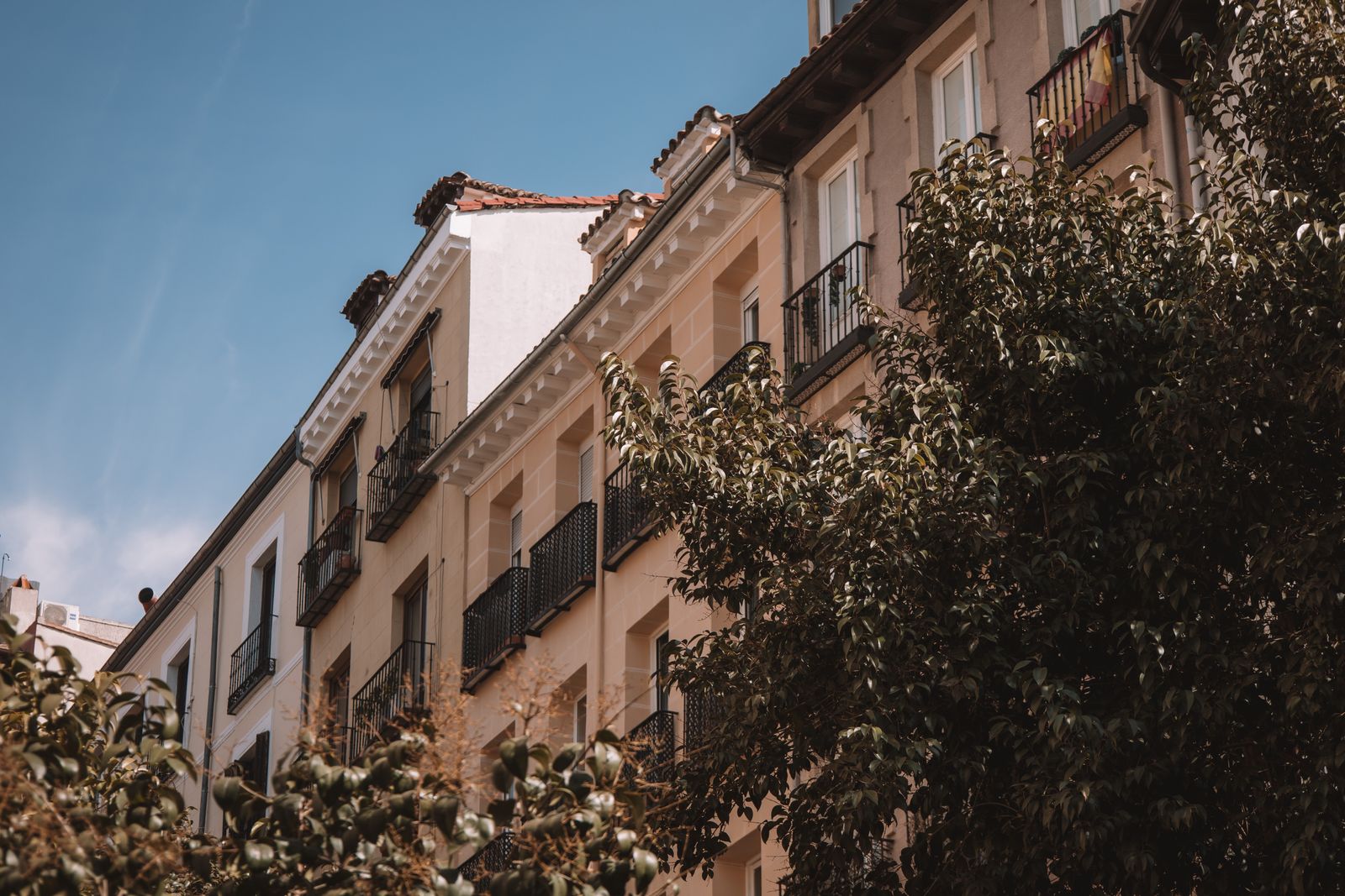 Fachada de un edificio de viviendas con balcones en una ciudad española