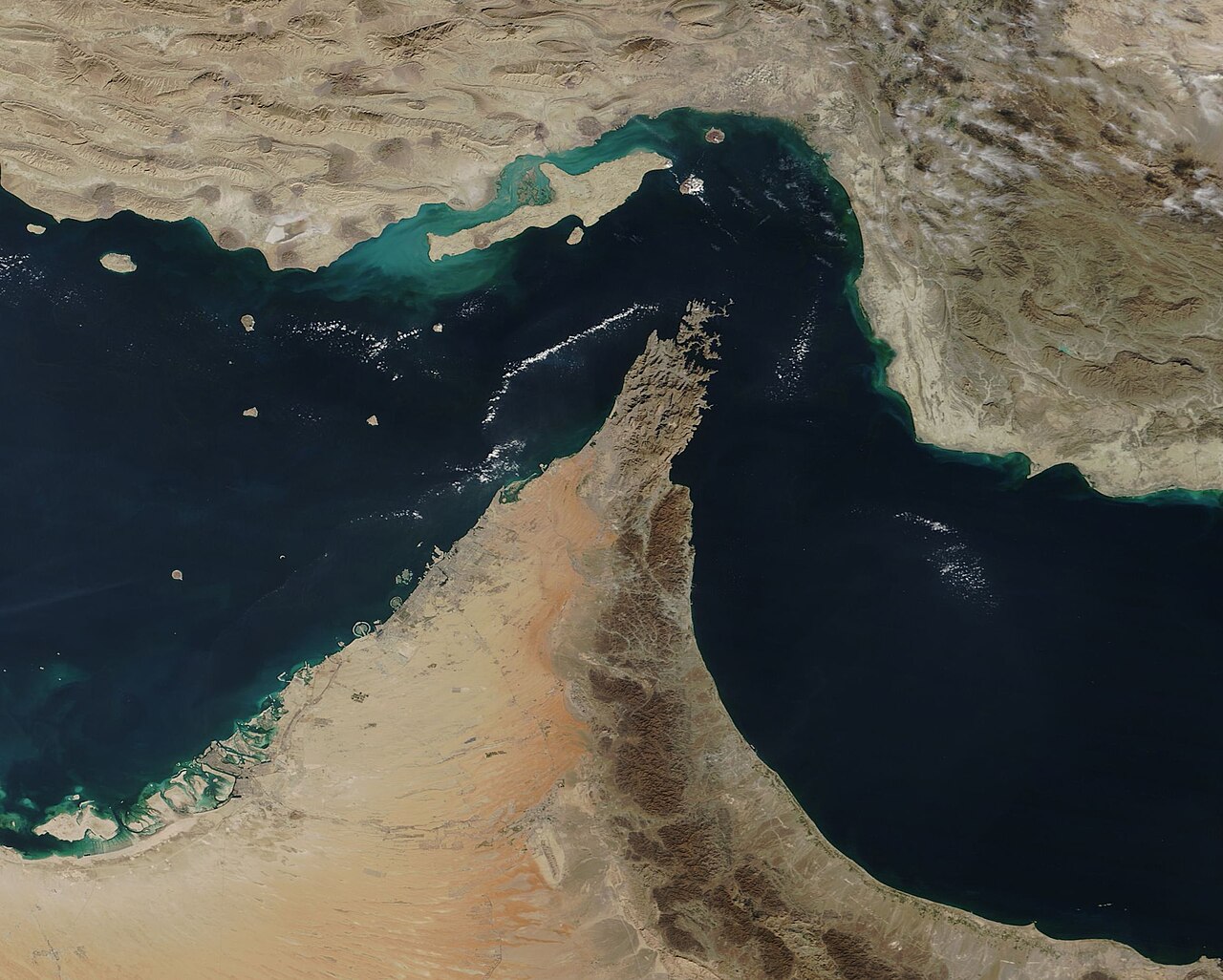 Imagen de satélite del estrecho de Ormuz y la península de Musandam, en el golfo Pérsico