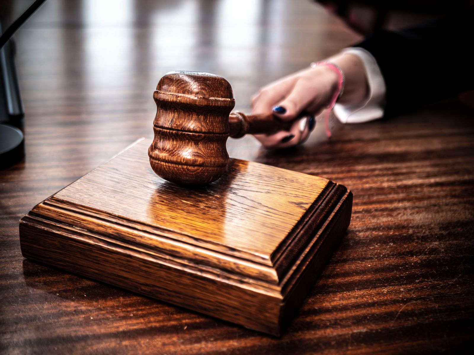 Mazo de juez sobre una mesa en un tribunal
