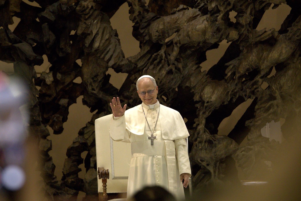 El papa León XIV saluda durante una audiencia en el Vaticano
