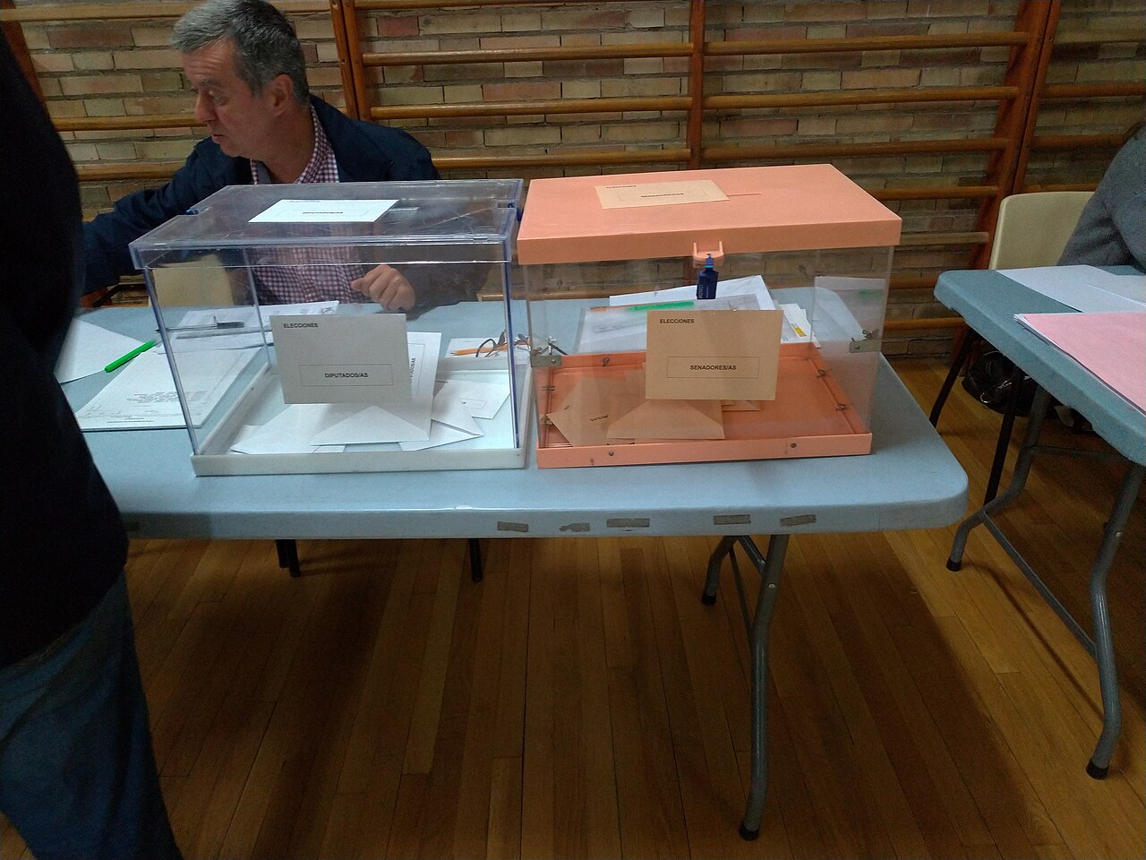 Urnas del Congreso y del Senado sobre una mesa electoral en un colegio de Madrid