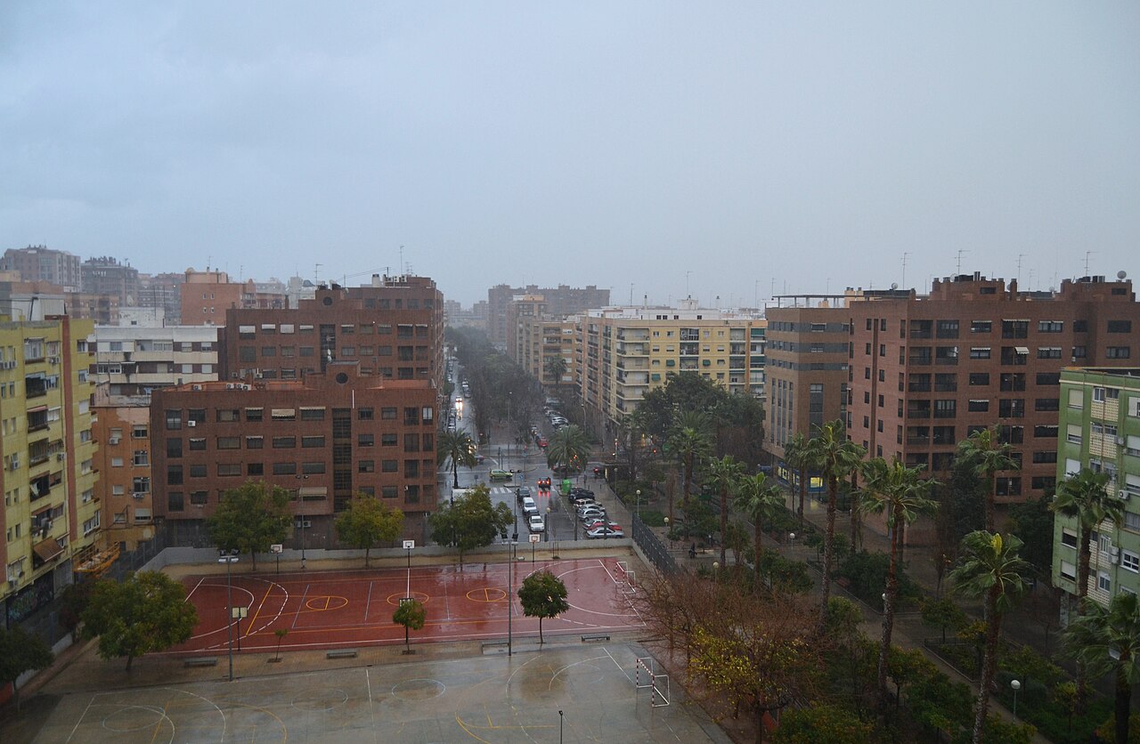 Calle de Valencia mojada bajo un cielo gris en un día de lluvia